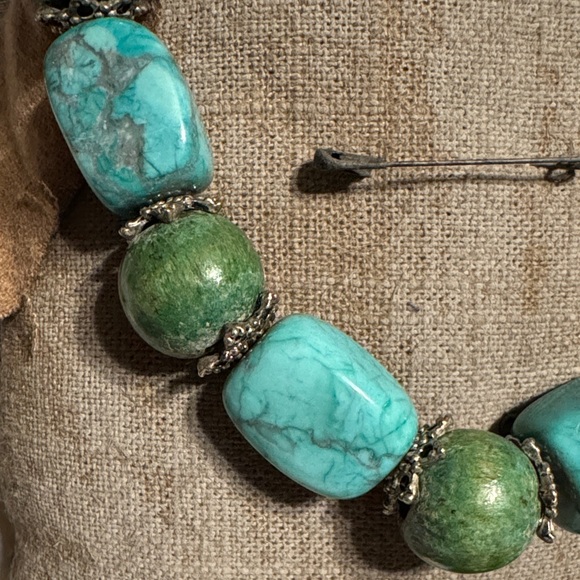 Vintage signed BEST Howlite Turquoise and Green Beaded Necklace. - Picture 4 of 5